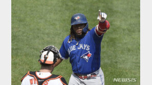 게레로 주니어, 44홈런 ‘쾅’…오타니와 홈런 공동 선두