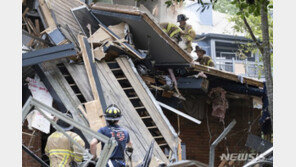 美아틀랜타 부근에서 3층 아파트 폭발후 붕괴