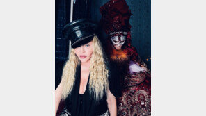 마돈나, 63세 맞아? 금발에 글래머 몸매…여전한 미모