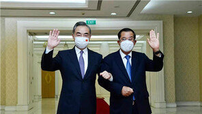 왕이, 캄보디아에 백신 지원 약속…훈센 “중국 입장 지지할 것”
