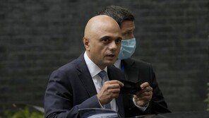 英 ‘백신 여권’ 정책 결국 철회…“코로나와 공존해야”