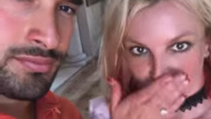 브리트니 스피어스, 父 법정 분쟁 끝…12세 연하 남친과 약혼 