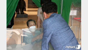 추석 앞두고 90세母 면회한 아들 “손잡을 수 있어서…” 눈물