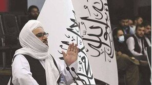 “과거로 돌아가지 않겠다”던 탈레반…‘남녀공학 불가능·베일 착용 의무화’