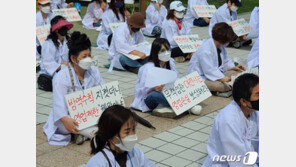 “코로나 우리가 퍼뜨리냐”…장송곡 틀고 상복 입은 노래방업주들