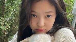 제니, 반려견 이름이 ‘카이’?…“아이보리 색상의 날”