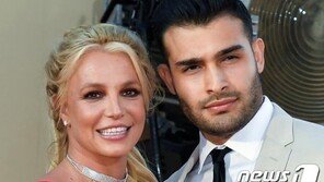 브리트니 스피어스 12살 연하와 약혼 발표