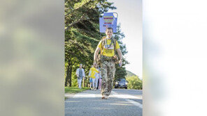 희소병 앓는 딸 향한 父情…‘1200마일 맨발의 행진’ 