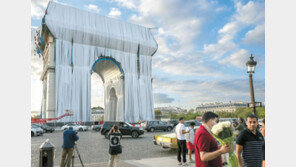 은빛 천으로 감싸인 개선문… 설치미술 작품으로 변신