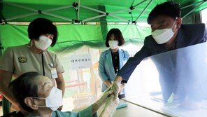 맞잡은 손… 요양병원 대면 면회 허용 첫날 