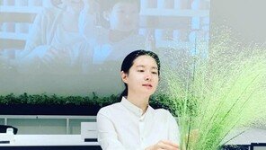 ‘51세’ 이영애, 여전한 투명 피부 미인…꽃꽂이로 힐링 중