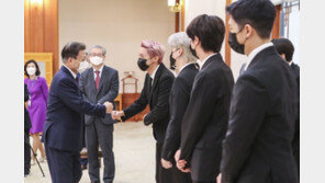 특사 임명된 BTS, 외교관 여권 받았다… 文과 주먹인사[청계천 옆 사진관]