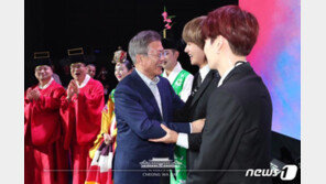 文, BTS에 특사 임명장·만년필 등 수여…제이홉은 ‘양손 엄지’