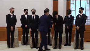 文, 靑서 BTS에 문화특사 임명장 수여…주먹 인사하며 환대