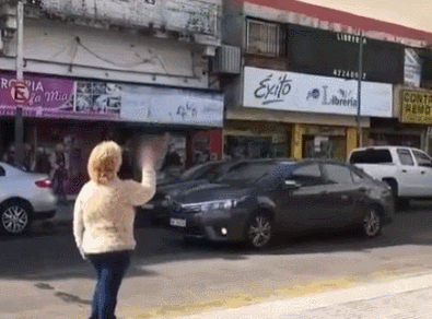 대통령에 손가락욕 날린 아르헨 할머니 “잘못된 코로나 대응” (영상)