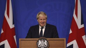 영국 총리 “겨울에 마스크 착용 재도입할 수도”