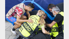 호날두가 찬 공에 맞은 진행요원…‘실수’로 증명한 강력 슈팅