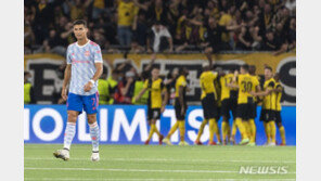 10명 뛴 맨유, 호날두 선제골에도 영보이스에 충격패