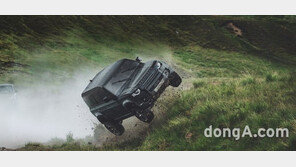 랜드로버, 007 영화 신작서 ‘V8 디펜더·레인지로버 스포츠’ 질주