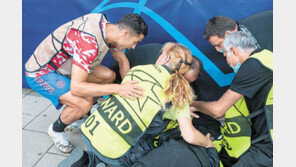 호날두 슈팅 맞은 여성 진행요원 쓰러져