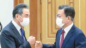 文 SLBM 참관한 날, 北 미사일-말폭탄… 더 꼬이는 남북관계 