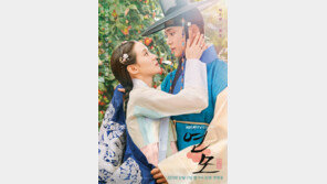 박은빈 용포 거두는 로운, 애틋한 눈맞춤…‘연모’ 10월11일 첫방송