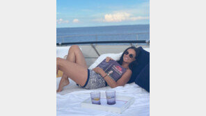 ‘59세’ 데미 무어, 구릿빛 피부…건강미 넘치네