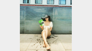 안현모, 수영복 입고 독서 인증샷…늘씬 각선미