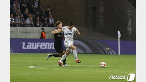 골 넣은 것과 다름없는 육탄방어…김민재의 UEL 데뷔전, 견고했다