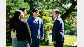 文대통령 “청년 시절 나도 암담함 느꼈다”…‘역주행’ 브걸 민영 ‘눈물’