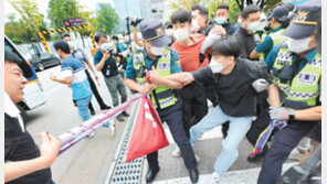 청년단체 회원들… 외교부 진입 기습 시위