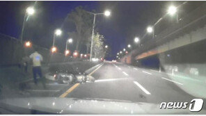 부산서 오토바이 가드레일 들이받아…운전자 1명 부상