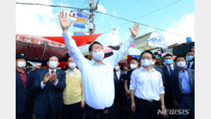 첫 경남 방문 윤석열 “민생경제 살피려 장 둘러보러 왔다”