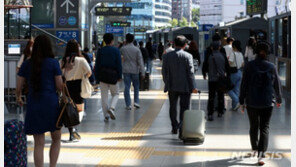 “코로나여도 고향은 가야죠”…기차·버스터미널 북적