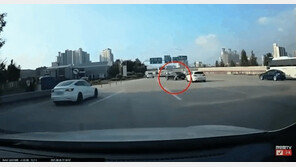 테슬라, ‘가로주행’ K5 부딪혀 전복…“어떻게 피하냐” 공분