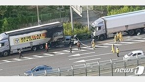 김포시 걸포동 도로서 승용차 트럭 들이 받아 ‘불’…일가족 4명 중경상