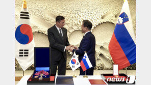 文대통령, 韓-슬로베니아 정상회담…“원전 협력 확대 기대”