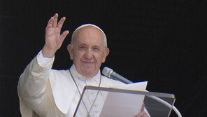 교황 “일부 성직자들, 내가 죽기를 바란다” 강한 불쾌감