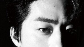 구교환, 조명 아래 단단한 얼굴…“과시하는 연기 안 해” 