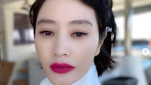 김혜수, 한지민도 감탄한 파격 드레스…글래머 몸매에 고혹 미모까지