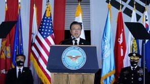 文대통령, 한미 유해 상호 인수식 주관…“종전선언은 희망과 용기”