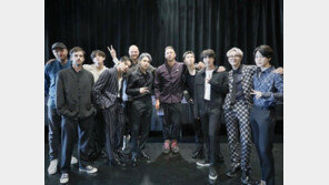 “나 웃으며 너를 만나”…BTS의 ‘한국어’ 위로, 콜드플레이 신곡 채웠다