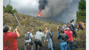 50년 만의 화산 폭발… 스페인령 라팔마섬에 몰린 취재진