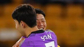 짧은 만남, 진한 포옹… 손흥민-황희찬, 축구 본고장 첫 격돌
