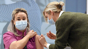 네덜란드 12세 소년, 죽음앞둔 할머니 방문위한 백신접종 소송 승리