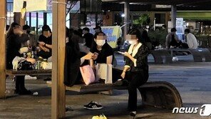 “확진자 급증 이 시국에도”…야외 술판·도심 주요 관광지 북적