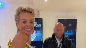 63세 샤론 스톤, 금빛 드레스 입고 환한 미소…“골든 아이콘, 감사”