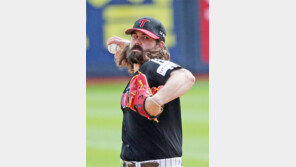 둘째 출산휴가도 반납하고… ‘철인’ 켈리, 7이닝 무실점