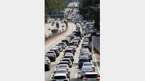 가을 나들이 끝없는 차량 행렬