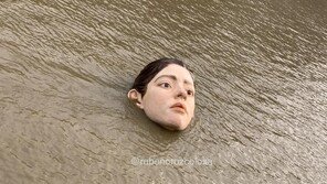 스페인에 등장한 ‘익사하는 소녀 동상’… 기후 위기 알리려